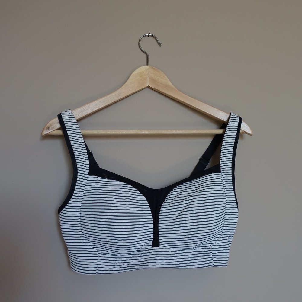 Ta Ta Tamer Sz 36DD | Lululemon Athletica